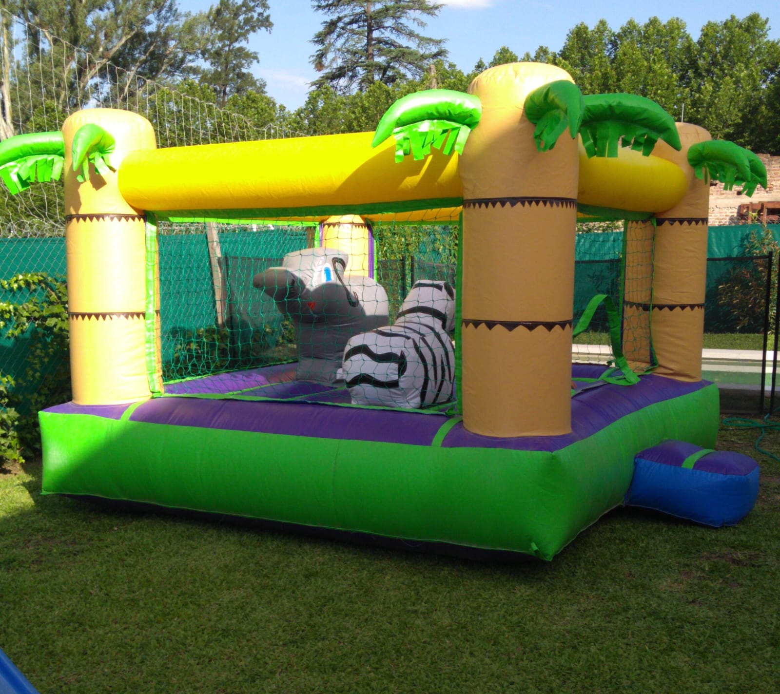 Castillo inflable mediano tamaño 3x3 mts tipo selva con elefante y cebra para edad 3-12 años