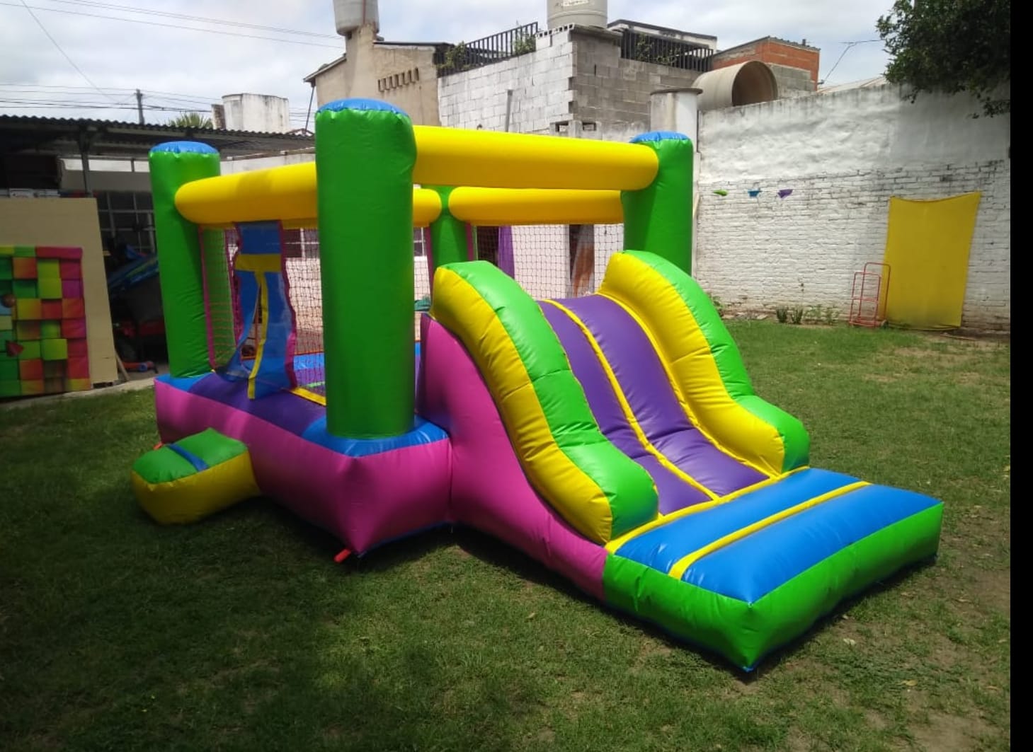 Castillo inflable mediano tamaño 3x5 mts con tobogán para edad 3-12 años